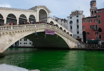 Venedik'ten Greta Thunberg'e 48 saatlik yasak: Büyük Kanal yeşil boyayla protesto edildi, aktivistler ceza aldı!