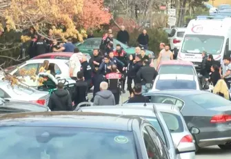 Adliye önü kan gölüne döndü: Bıçak ve sopaların kullanıldığı kavgada 5 yaralı