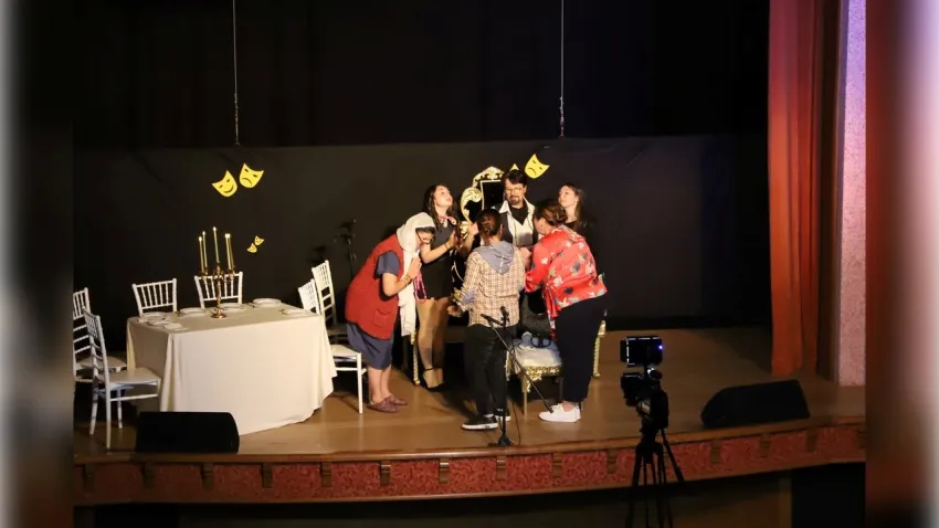 Alayına Makara Tiyatrosu Bayındır’ı kahkahaya boğdu