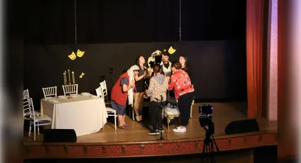 Alayına Makara Tiyatrosu Bayındır’ı kahkahaya boğdu