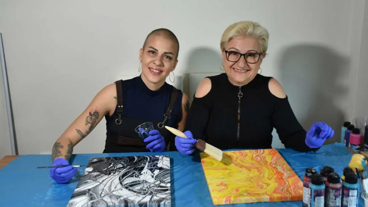 Anne-kız kanserle sanatla mücadele ediyor haberinin görseli