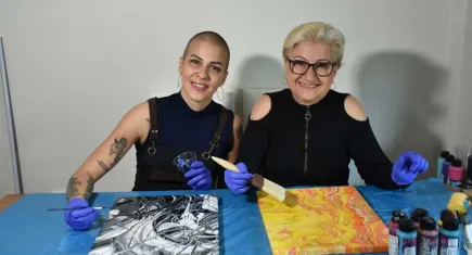 Anne-kız kanserle sanatla mücadele ediyor