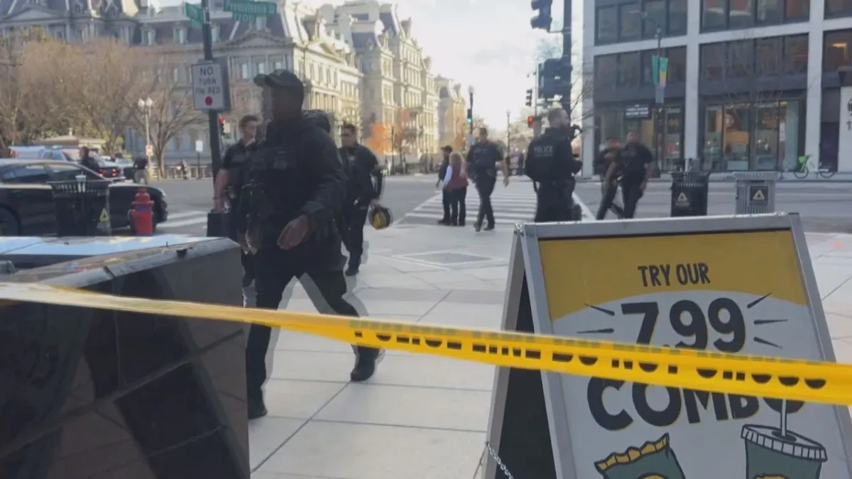 Beyaz Saray’a yakın bölgede silahlı saldırı: Muhafızlar yaralandı haberinin görseli