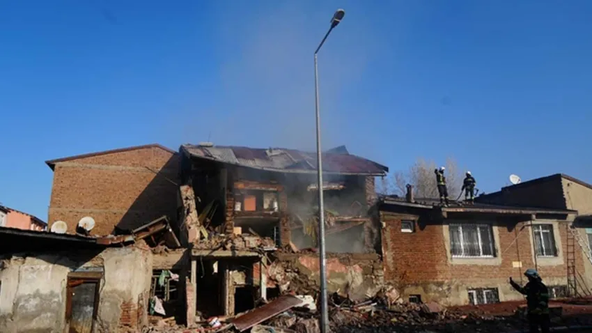 Erzurum'da doğal gaz patlaması: İki ev yerle bir oldu haberinin görseli