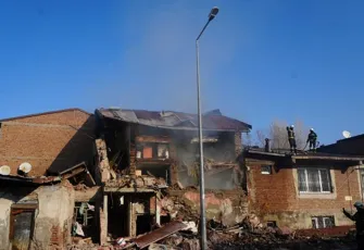 Erzurum'da doğalgaz patlaması: İki ev yerle bir oldu