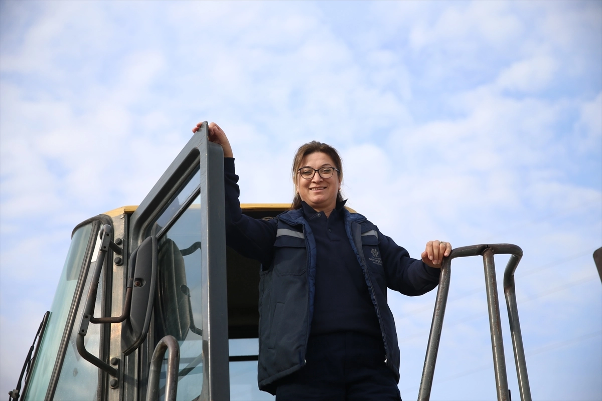 Eşine ve Oğluna Rağmen Dozer Operatörü Oldu başlıklı video haberin görseli