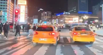 Hem kırmızı ışıkta geçti hem de yayaya saldırdı