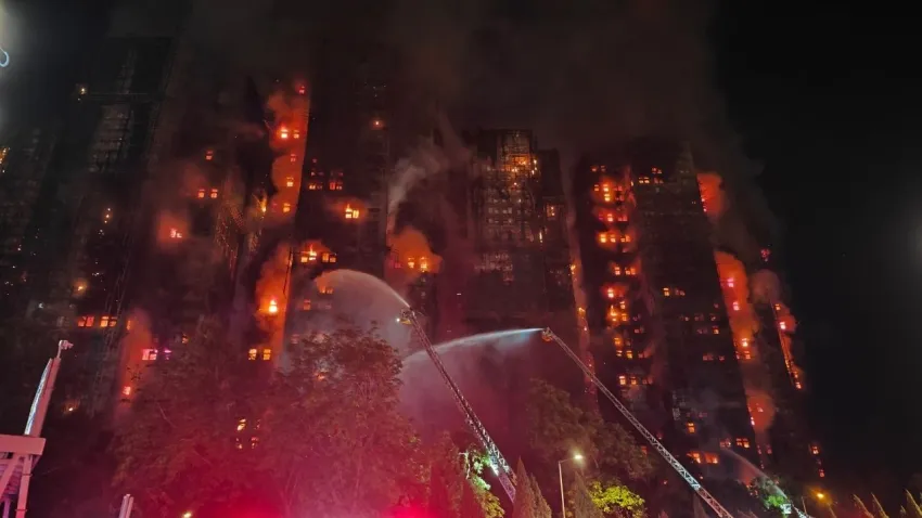 Hong Kong’daki dev site alevlere teslim: Can kaybı 65’e yükseldi, 280 kişi hâlâ kayıp haberinin görseli