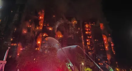 Hong Kong’daki dev site alevlere teslim: Can kaybı 65’e yükseldi, 280 kişi hâlâ kayıp