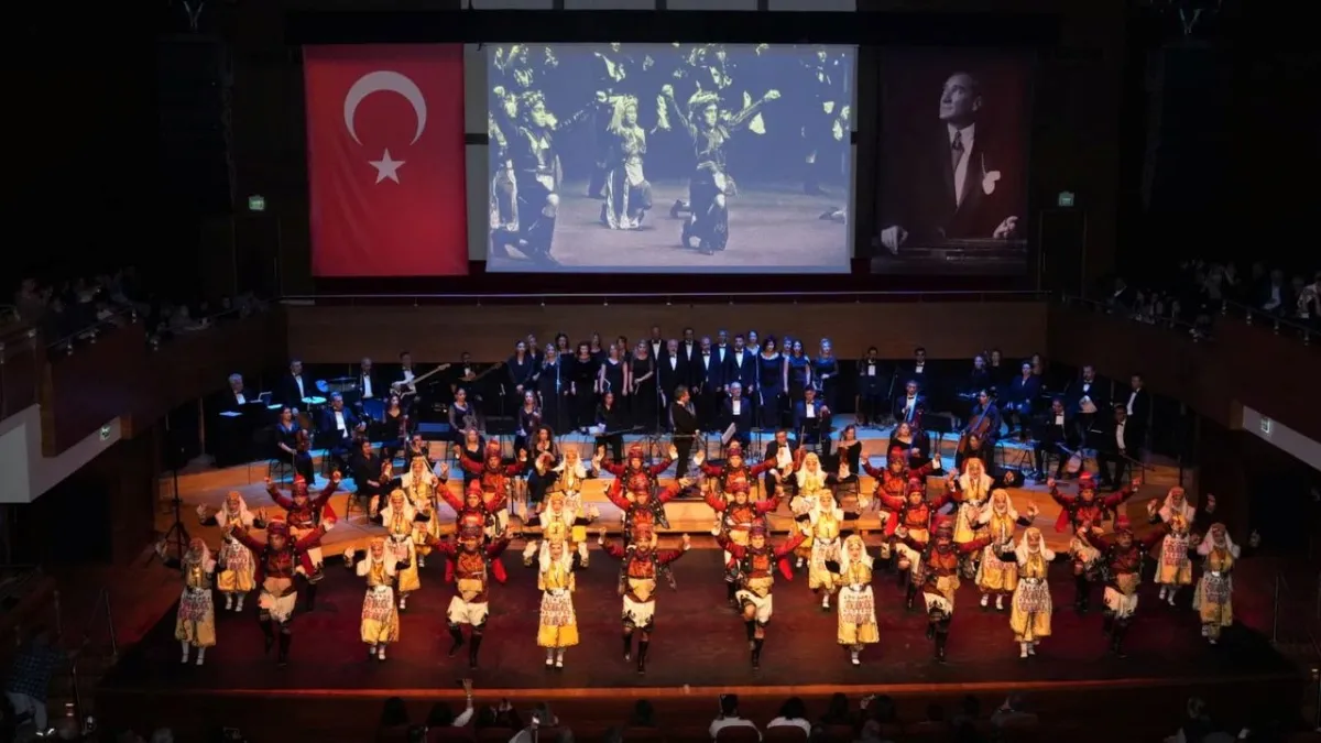 İzmir’de 24 Kasım Öğretmenler Günü’ne özel program büyük ilgi gördü haberinin görseli