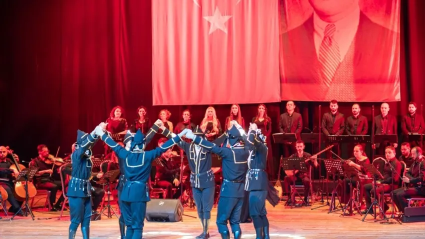 İzmir’de Türk dünyasının renkli ezgileri: 90. yıla özel muhteşem konser haberinin görseli