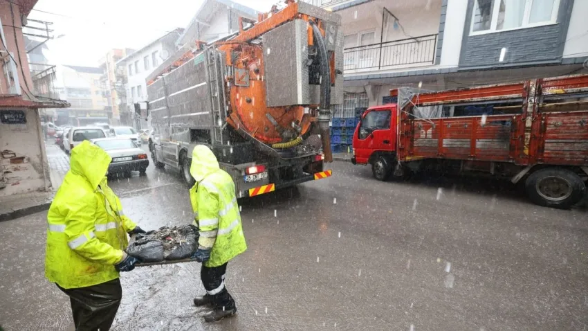 İzmir “sarı kodu” alarmında: Kritik bölgelerde ekipler görev başında, su baskını riski artıyor!