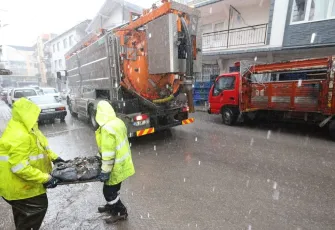 İzmir “sarı kodu” alarmında: Kritik bölgelerde ekipler görev başında, su baskını riski artıyor!