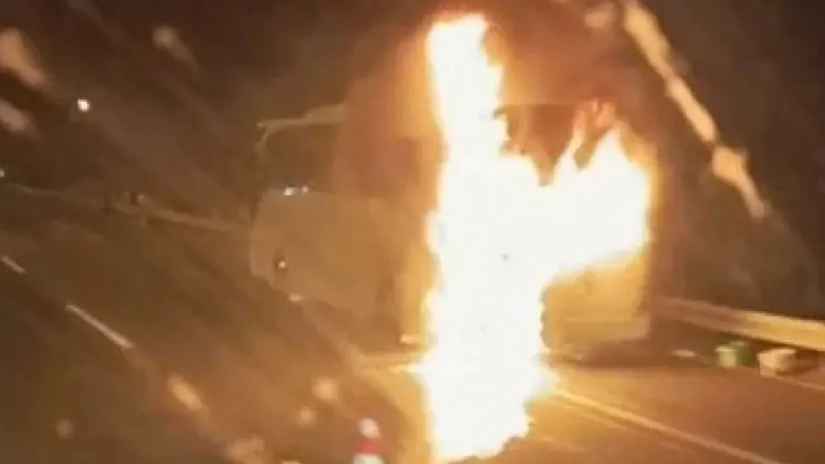 Öğrenciler taşıyan otobüs alev topuna döndü! haberinin görseli