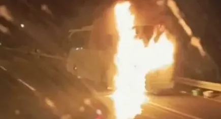 Öğrenciler taşıyan otobüs alev topuna döndü!