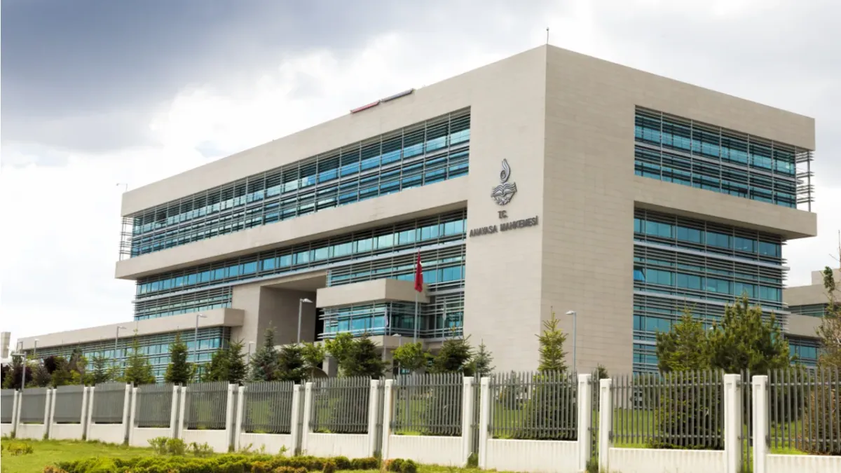 28 Kasım 2025 Resmî Gazete’de bugün: Geçici koruma, finans ve yargıda kritik düzenlemeler yürürlüğe girdi haberinin görseli