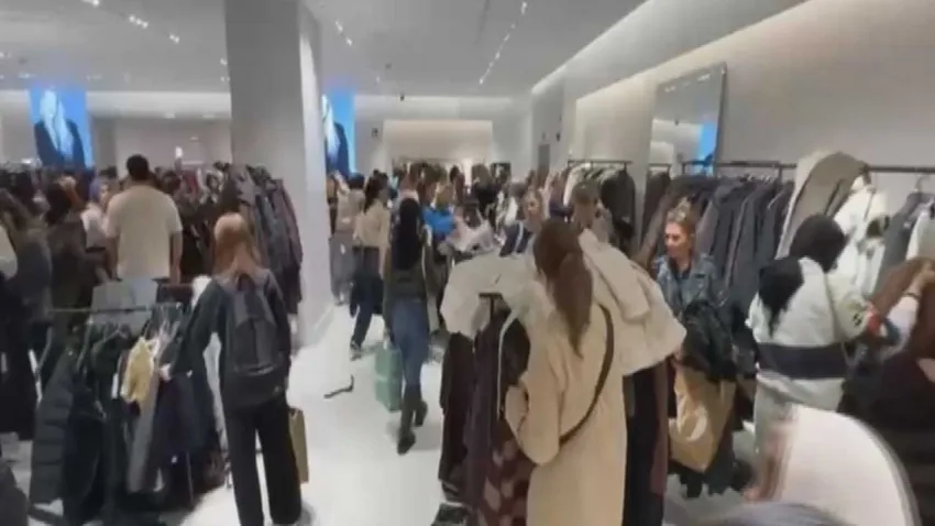 AVM'lerde 'Kara Cuma' yoğunluğu! haberinin görseli