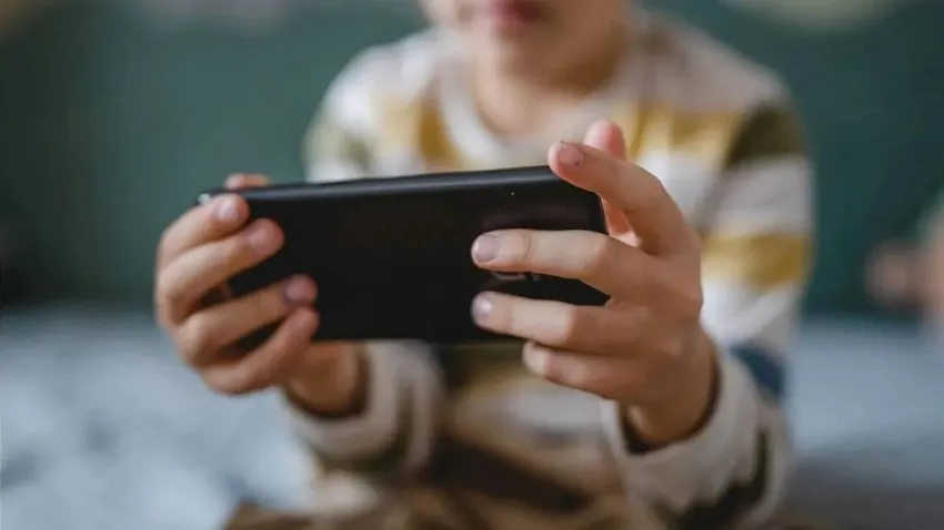 Bakan Uraloğlu açıkladı: Sosyal medyaya yaş sınırı geliyor haberinin görseli