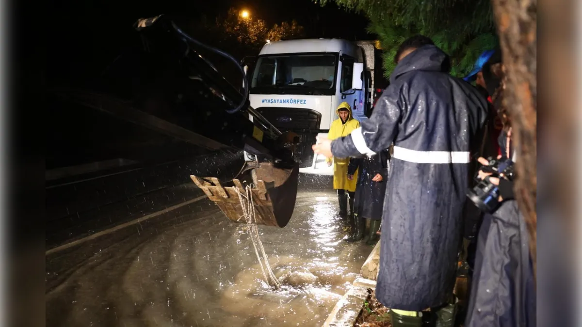 Çeşme'de kuvvetli sağanak hayatı olumsuz etkiledi haberinin görseli