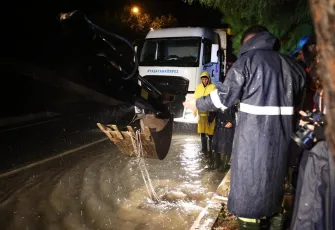 Çeşme'de kuvvetli sağanak hayatı olumsuz etkiledi