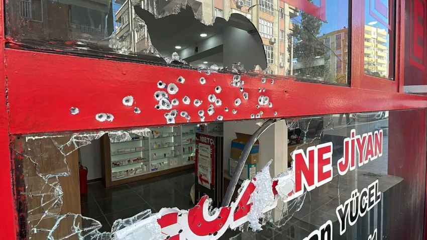 Eczaneye silahlı saldırı tepki çekti: TEB faillerin cezalandırılmasını istedi haberinin görseli