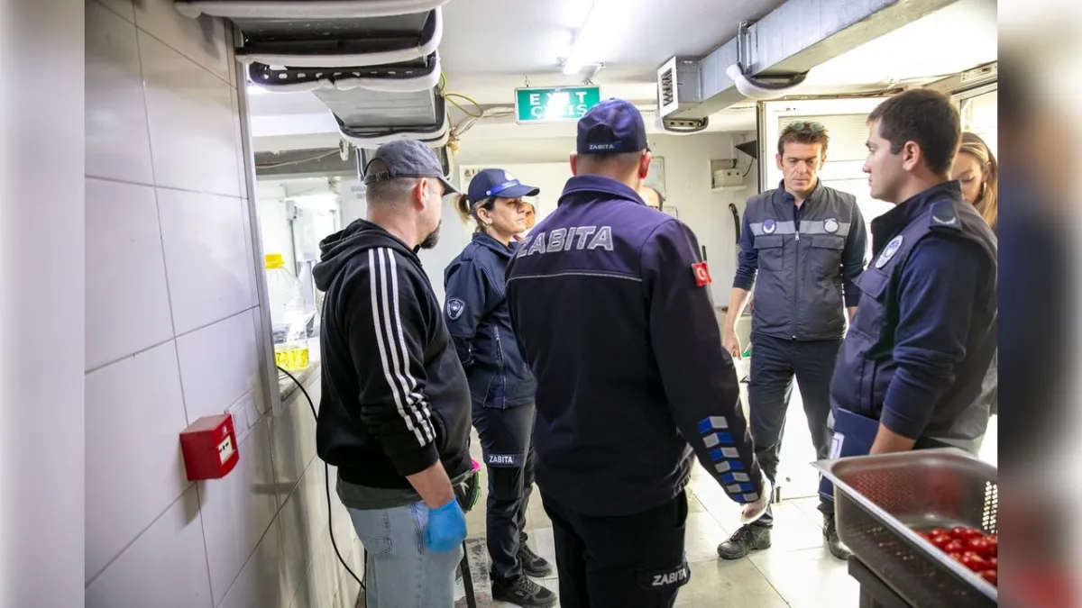 Güzelbahçe zabıtası restoranlarda hijyen denetimini sıklaştırdı haberinin görseli