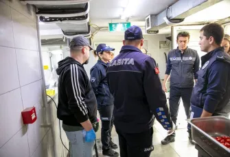 Güzelbahçe zabıtası restoranlarda hijyen denetimini sıklaştırdı