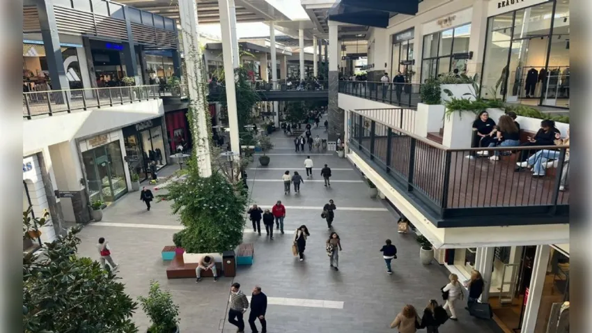 İzmir'de AVM'lerde "Kara Cuma" yoğunluğu haberinin görseli