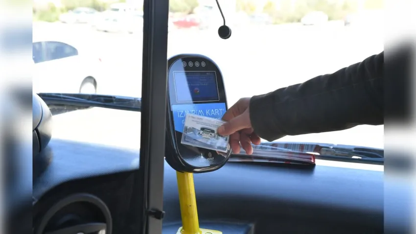 İzmir'de gençler Genç İzmirim Kart kullanacak