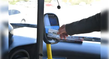 İzmir'de gençler Genç İzmirim Kart kullanacak