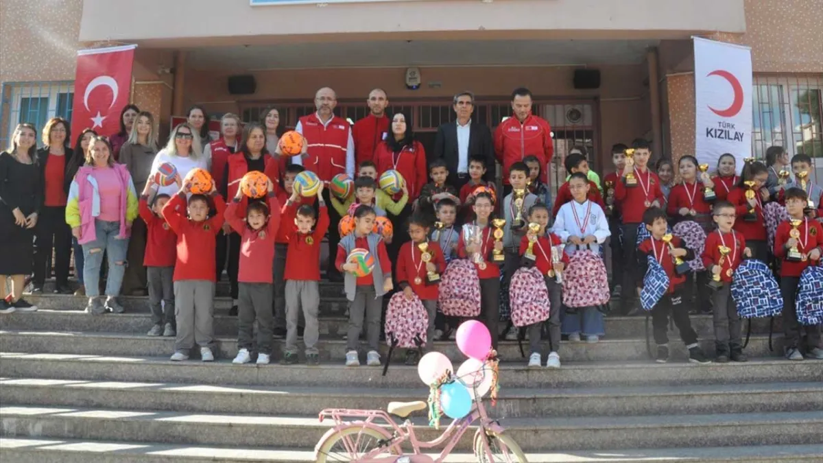 Ödemiş’te kan bağışı kampanyasına en çok destek veren öğrencilere ödül haberinin görseli