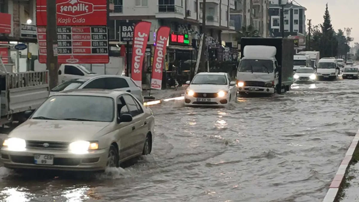 Antalya'da şiddetli yağış; yollar göle döndü haberinin görseli