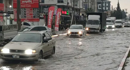 Antalya'da şiddetli yağış; yollar göle döndü