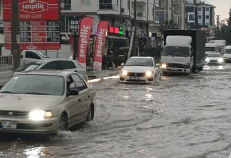 Antalya'da şiddetli yağış; yollar göle döndü