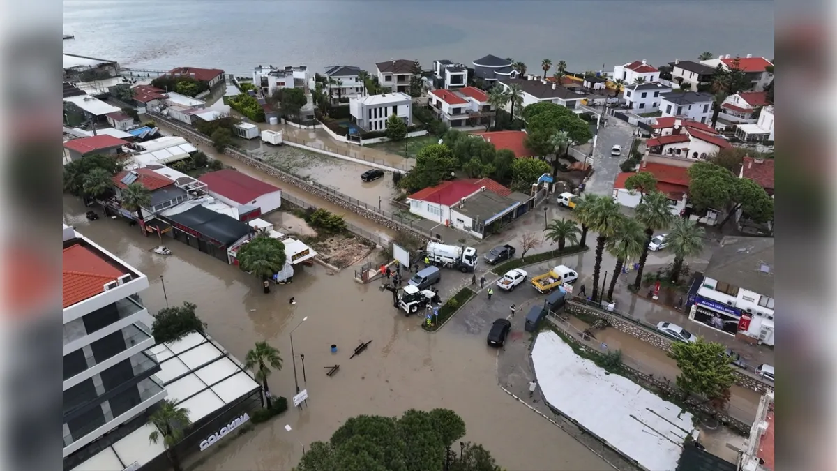 Çeşmeyi sağanak vurdu, yolları su bastı haberinin görseli