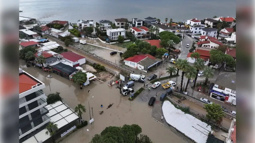 Çeşmeyi sağanak vurdu, yolları su bastı