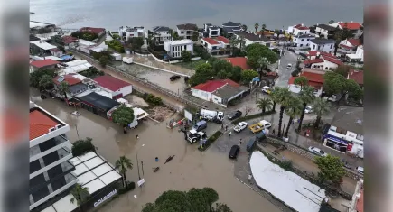 Çeşmeyi sağanak vurdu, yolları su bastı