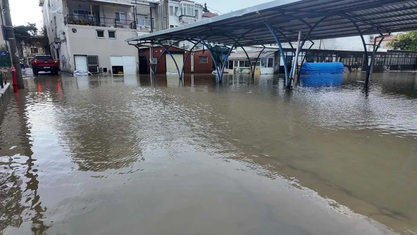 İzmir'de sağanak hayatı felç etti: Minare devrildi, ev ve iş yerlerini su bastı
