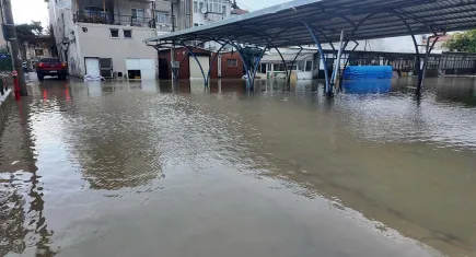 İzmir'de sağanak hayatı felç etti: Minare devrildi, ev ve iş yerlerini su bastı