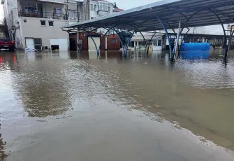 İzmir'de sağanak hayatı felç etti: Minare devrildi, ev ve iş yerlerini su bastı
