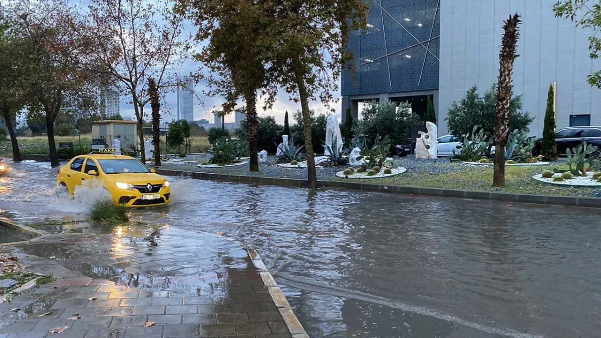 İzmir’de sağanak yağış: Cadde ve sokaklarda su birikintileri oluştu haberinin görseli