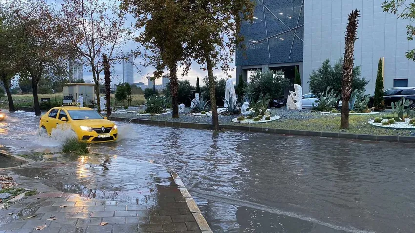 İzmir’de sağanak yağış: Cadde ve sokaklarda su birikintileri oluştu