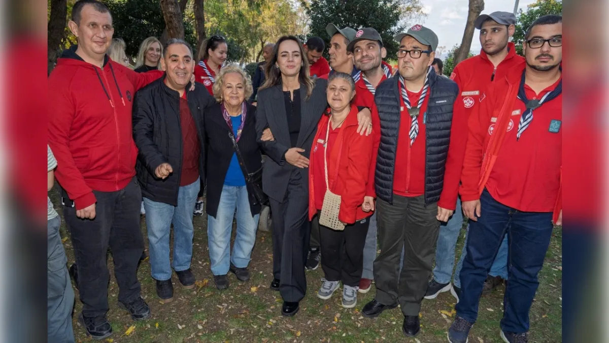 İzmirliler İzci Sofrası'nda buluştu: Öznur Tugay izcilerin coşkusuna ortak oldu haberinin görseli