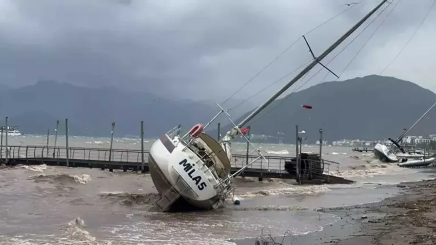 Marmaris’te fırtına etkili oldu: Yelkenli tekneler karaya sürüklendi