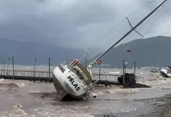 Marmaris’te fırtına etkili oldu: Yelkenli tekneler karaya sürüklendi