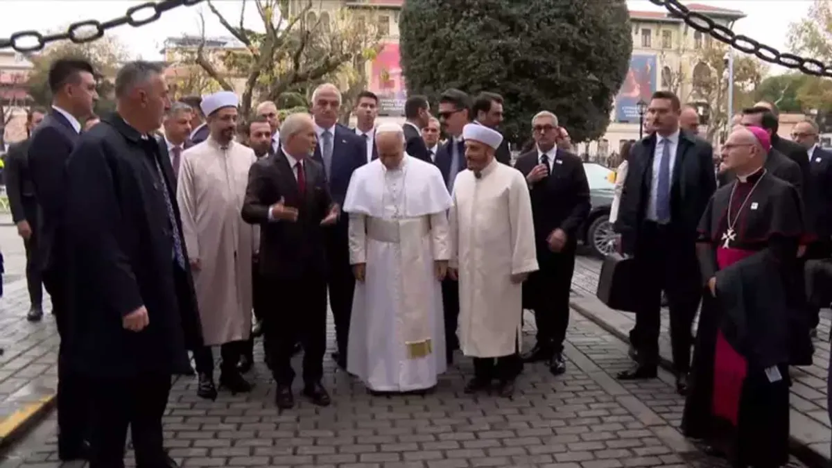 Papa 14’üncü Leo Sultanahmet Camii’ni ziyaret etti haberinin görseli