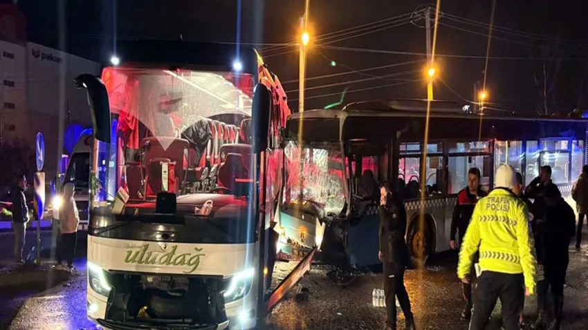Yolcu otobüsü ile halk otobüsü çarpıştı: Çok sayıda yaralı var haberinin görseli