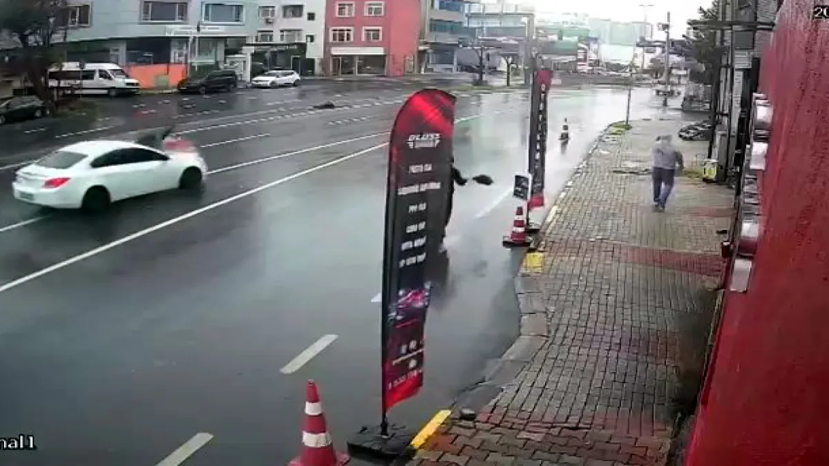 Alışverişten dönen 65 yaşındaki yayaya otomobil çarptı: Metrelerce savrulan yayanın durumu ağır haberinin görseli