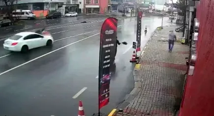 Alışverişten dönen 65 yaşındaki yayaya otomobil çarptı: Metrelerce savrulan yayanın durumu ağır