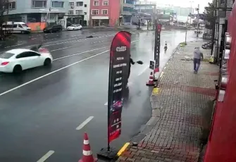 Alışverişten dönen 65 yaşındaki yayaya otomobil çarptı: Metrelerce savrulan yayanın durumu ağır